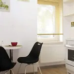 Wohung Mit Balkon Und Garten Nahe Stadtgrenze By Interhome アパート ブランケンフェルデ＝マーロウ